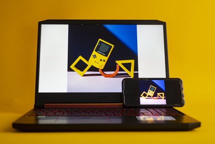 Ноутбук и телефон с одинаковым изображением на каждом экране