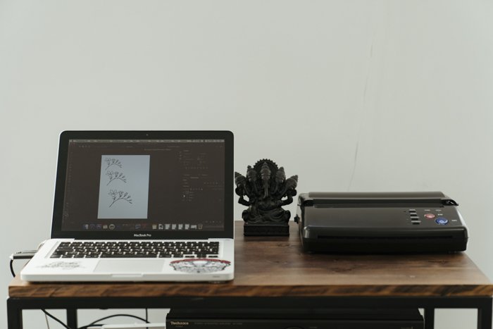 Ноутбук и принтер на деревянном столе