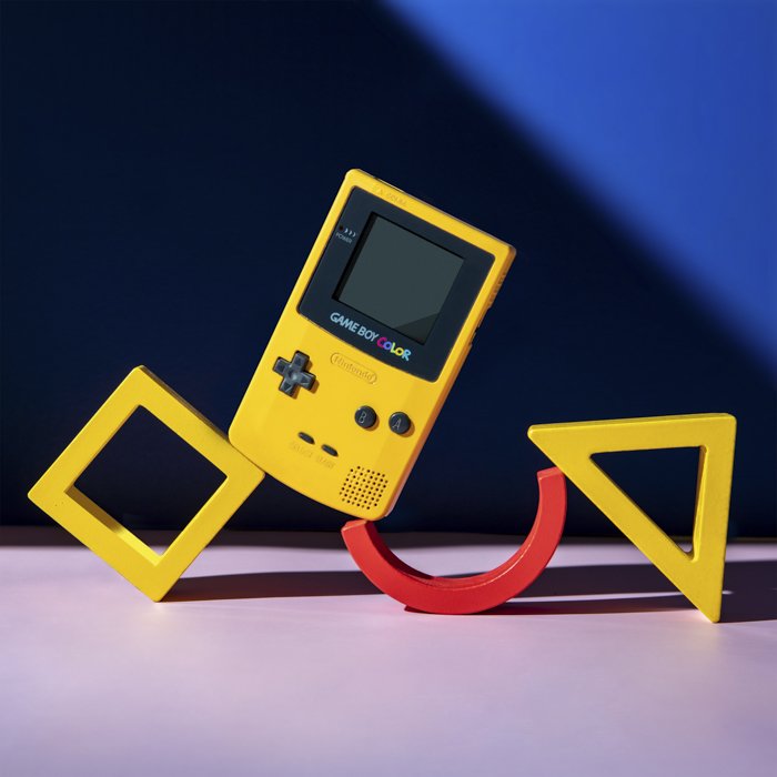 изображение желтого геймбоя с использованием профиля CMYK