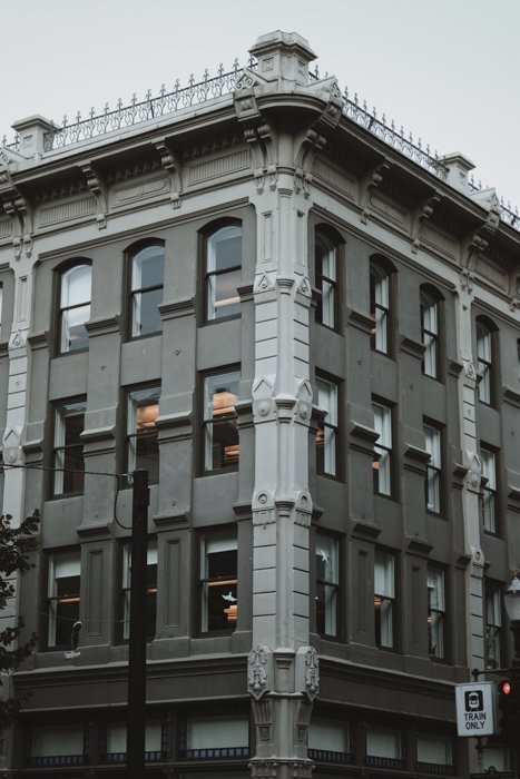 черно-белая фотография фасада высокого старого здания