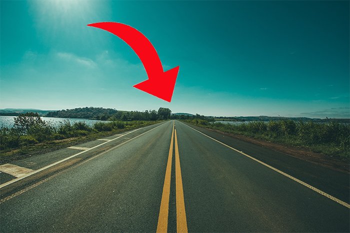 фотография пустой дороги с красной стрелкой, показывающей точку исчезновения на линии горизонта