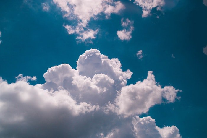 снимок облаков на фоне голубого неба