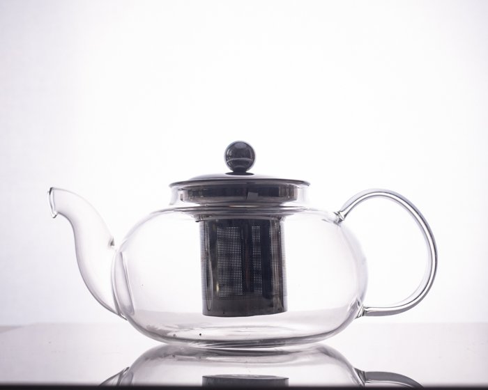 стеклянный чайник с внутренней отражающей поверхностью из темного металла