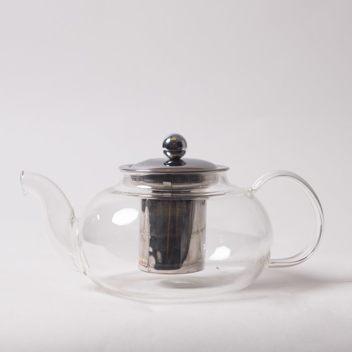 чайник из стекла и металла с отражающими поверхностями