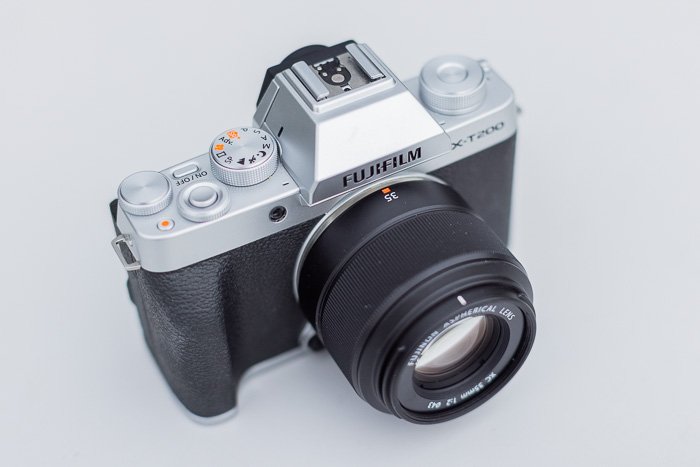 Изображение объектива Fujifilm XC 35mm f/2, установленного на Fujifilm X-T200