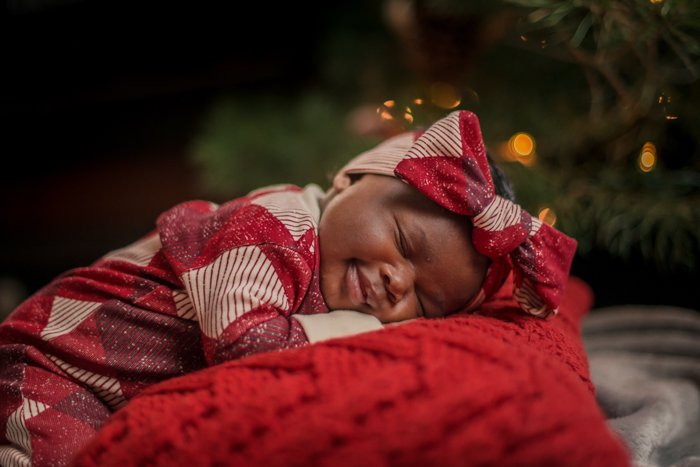 Первый рождественский портрет милого малыша у елки