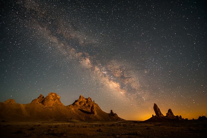 Потрясающая фотография млечного пути над скалистым пейзажем ночью