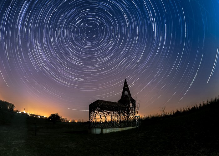 Потрясающее фото звездных следов над церковью ночью