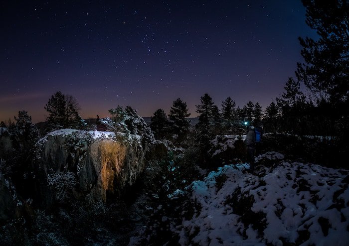 Потрясающая фотография млечного пути над снежным пейзажем ночью