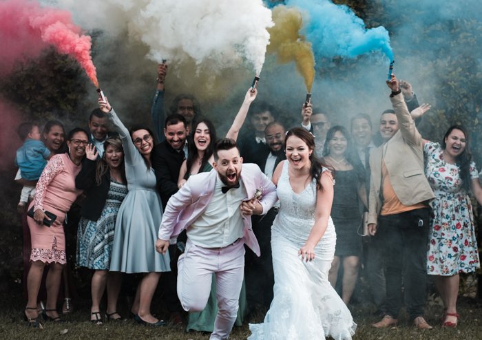 Веселая свадебная фотография групповой снимок с дымовыми шашками