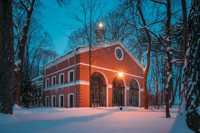 Здание, покрытое снегом зимним вечером
