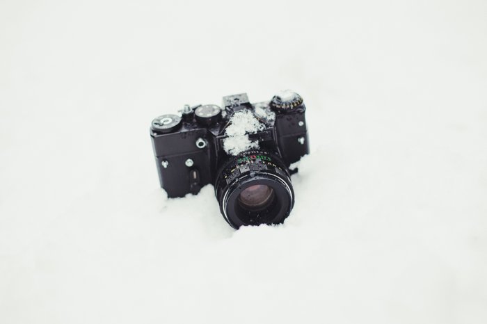 DSLR камера в снегу