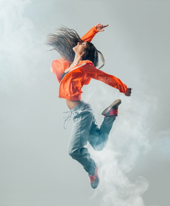 Женщина, прыгающая в воздухе, снятая с большей выдержкой