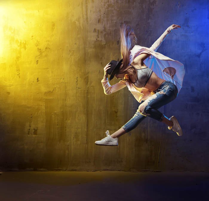 Танцовщица сфотографирована в движении с использованием быстрой выдержки