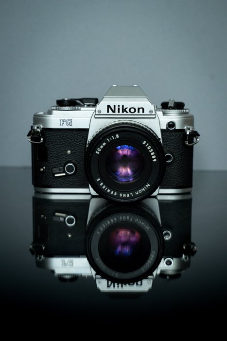 Зеркальная камера Nikon на отражающей поверхности