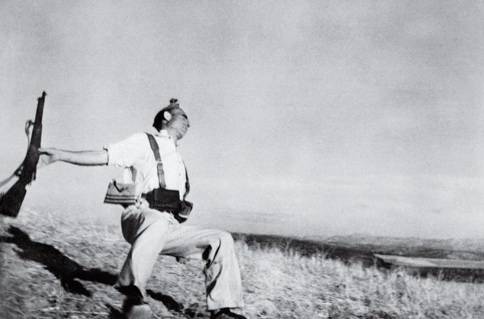 Падающий солдат, фотография Роберта Капы