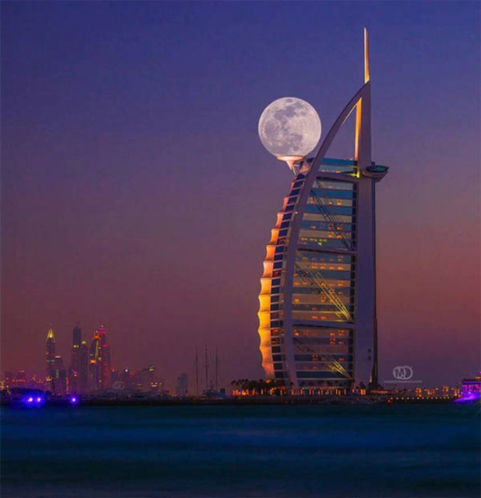 Отель в Дубае с луной на заднем плане