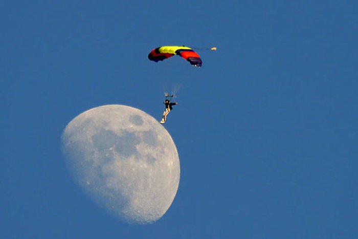 Параплан приземляется на Луну