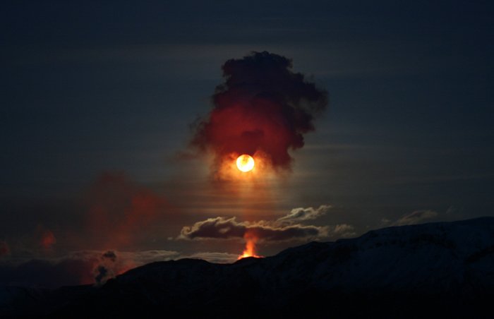 Perfectly timed photo of volcano erupting