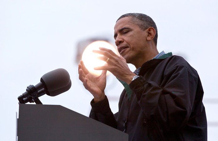 Барак Обама держит шар света