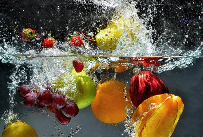 Свежие фрукты и овощи снимают, когда они погружаются под воду. 