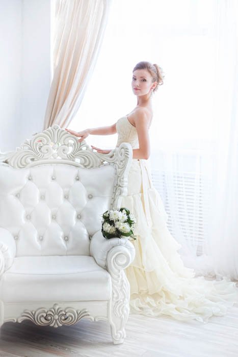Изображение невесты с занавеской