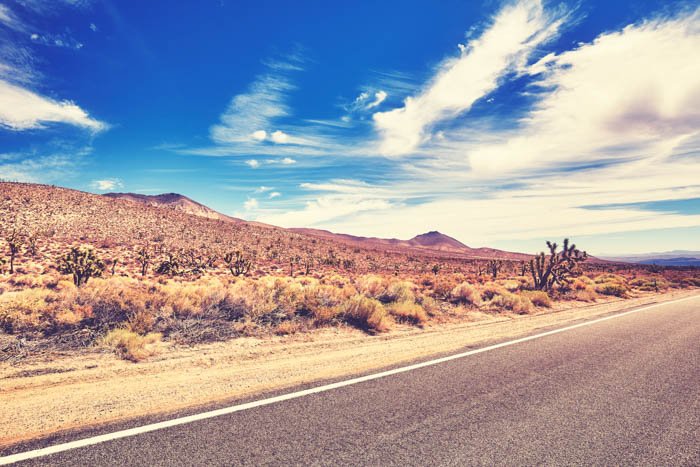 Насыщенное изображение дороги и пустыни за ней