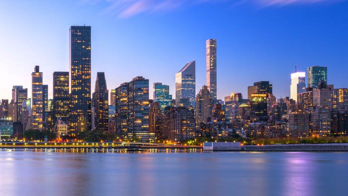 Изображение городского пейзажа Нью-Йорка в Манхэттене с противоположной стороны реки Гудзон.