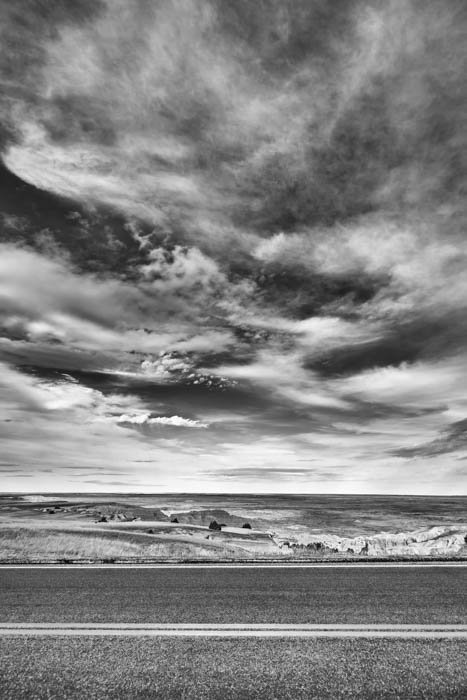 Черно-белая фотография дороги и облаков