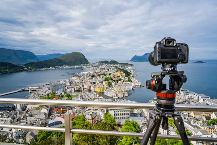 Городской пейзаж туристическая фотография с камерой на штативе в городе Алесунд, Норвегия.
