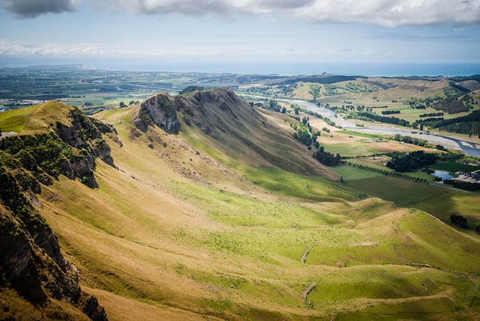 Вид на долину реки Тукитуки и залив Хокс с пика Те Мата Новая Зеландия