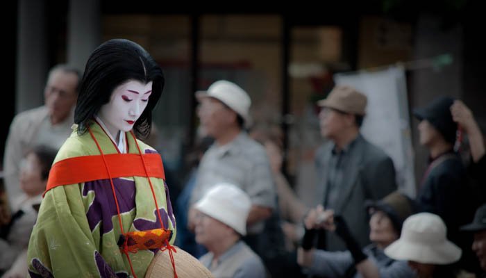 Уличная фотография японской женщины в наряде гейши