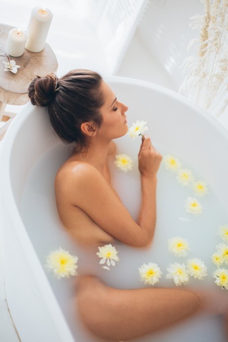 Интимная фотосессия в молочной ванне с цветами