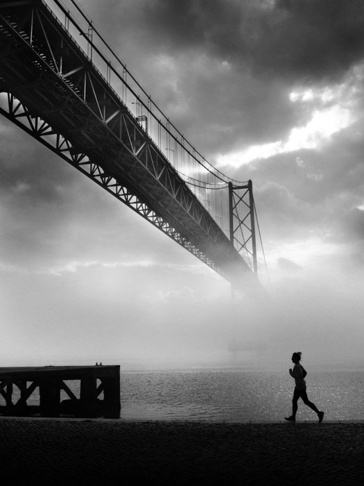 черно-белое изображение бегуна на фоне туманных Золотых ворот
