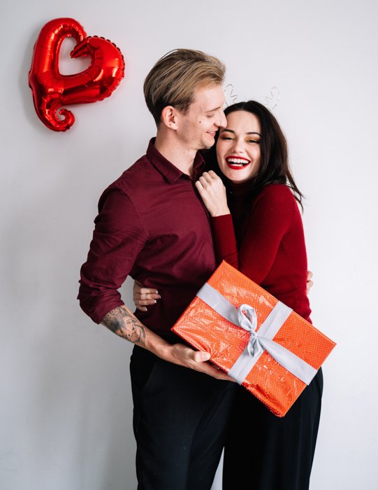 Изображение милой пары в день Святого Валентина, держащей подарок