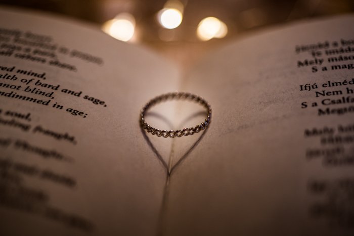 Изображение кольца между книгами крупным планом на тему Дня Святого Валентина.