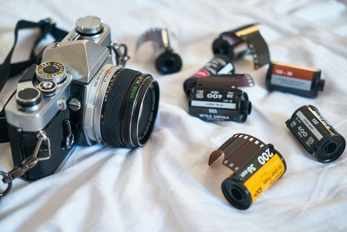 Аналоговая камера и несколько рулонов 35-мм пленки
