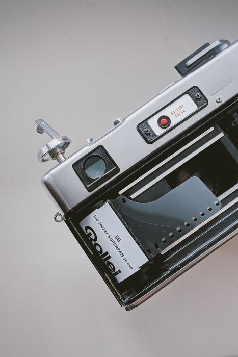 Изображение рулона 35-мм пленки, загруженного в аналоговую камеру