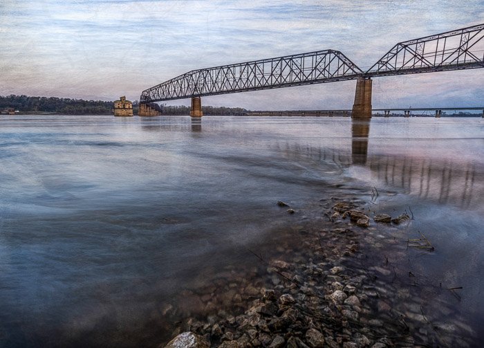наложение текстуры на изображение моста и реки