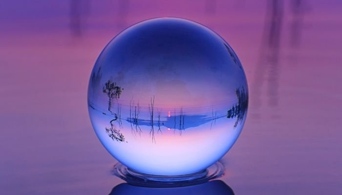 хрустальный шар, установленный в воде во время голубого часа