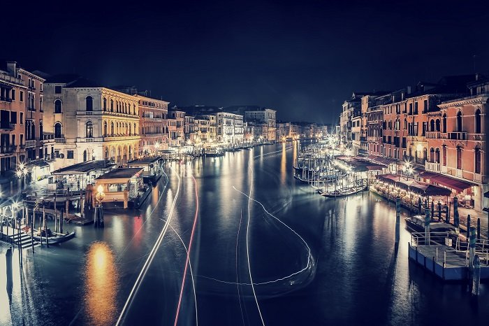 timelapse фото гранд-канала в венеции ночью