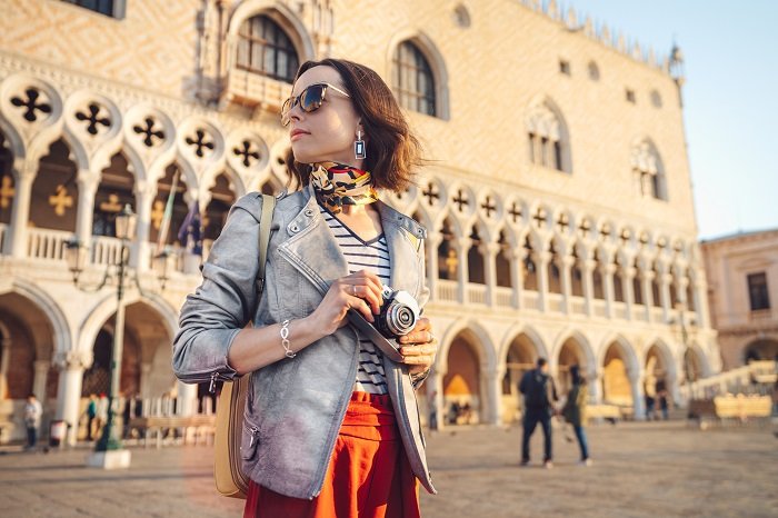 женщина-фотограф на площади в венеции