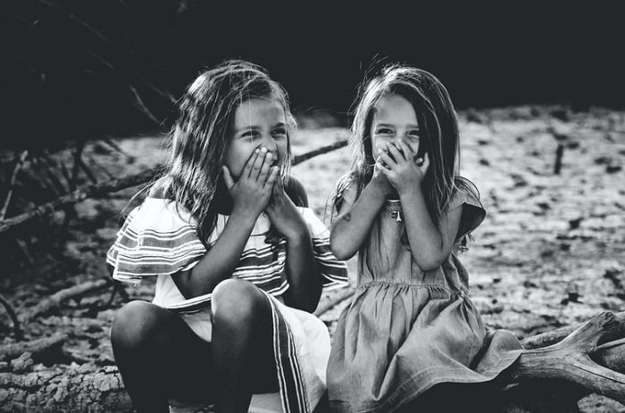 дети смеются, закрывая рот