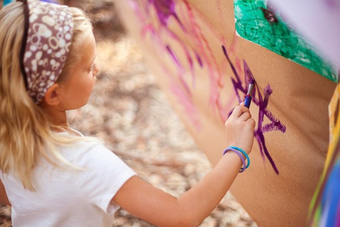 откровенная детская фотография маленькой девочки рисует