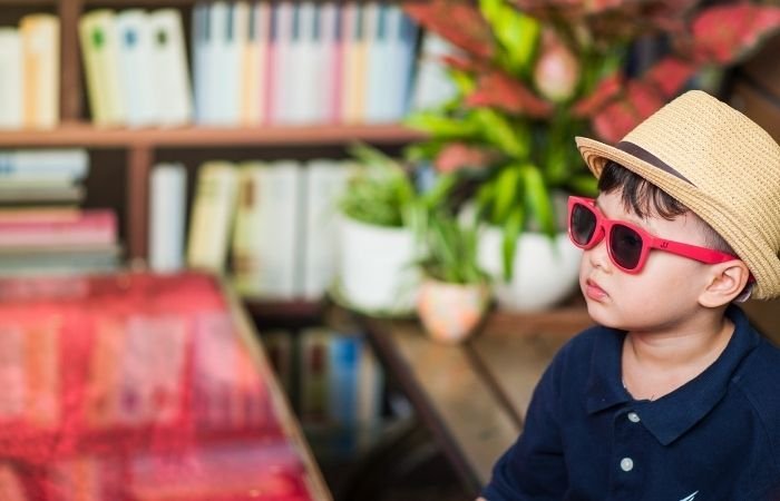 откровенная детская фотография маленького мальчика в летней шляпе и солнцезащитных очках