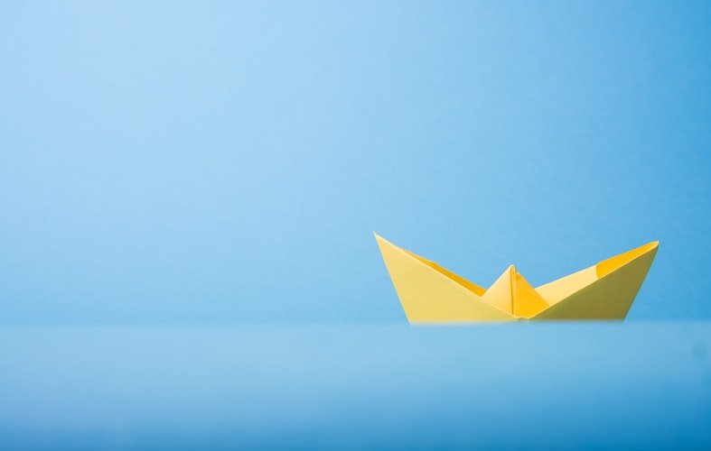 минималистское изображение бумажного кораблика