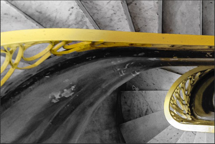 Деталь винтовой лестницы с более яркими желтыми перилами для Photoshop selective color process