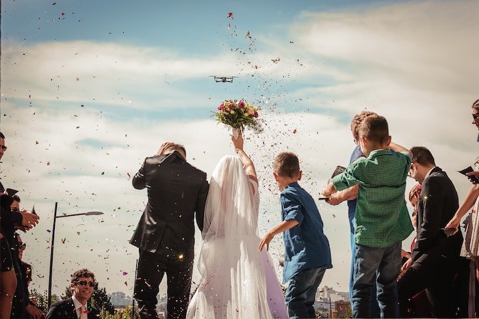изображение свадьбы, которую фотографирует дрон