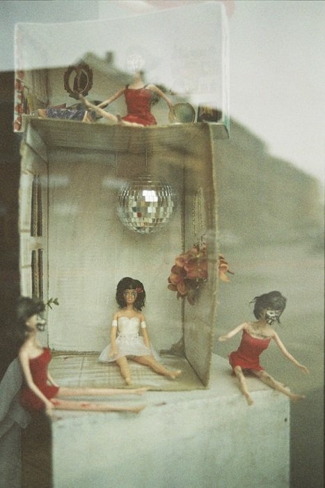 фотография маленького кукольного домика, снятая на просроченную пленку, с серым оттенком и зерном пленки