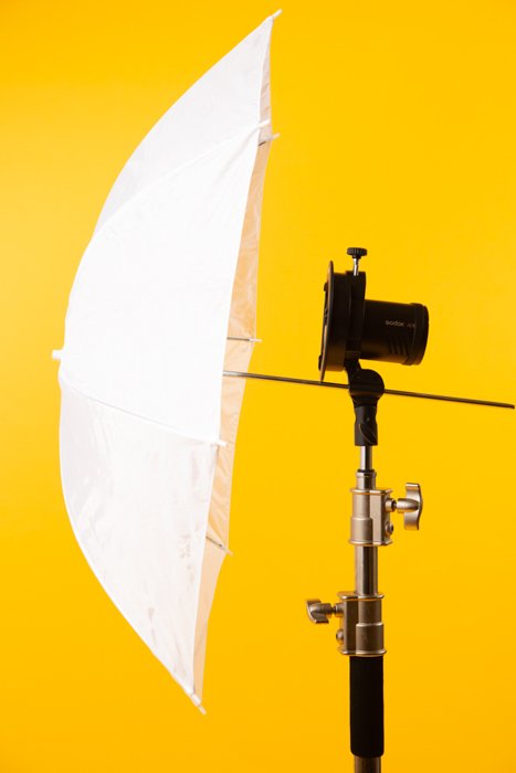 Зонт на желтом фоне